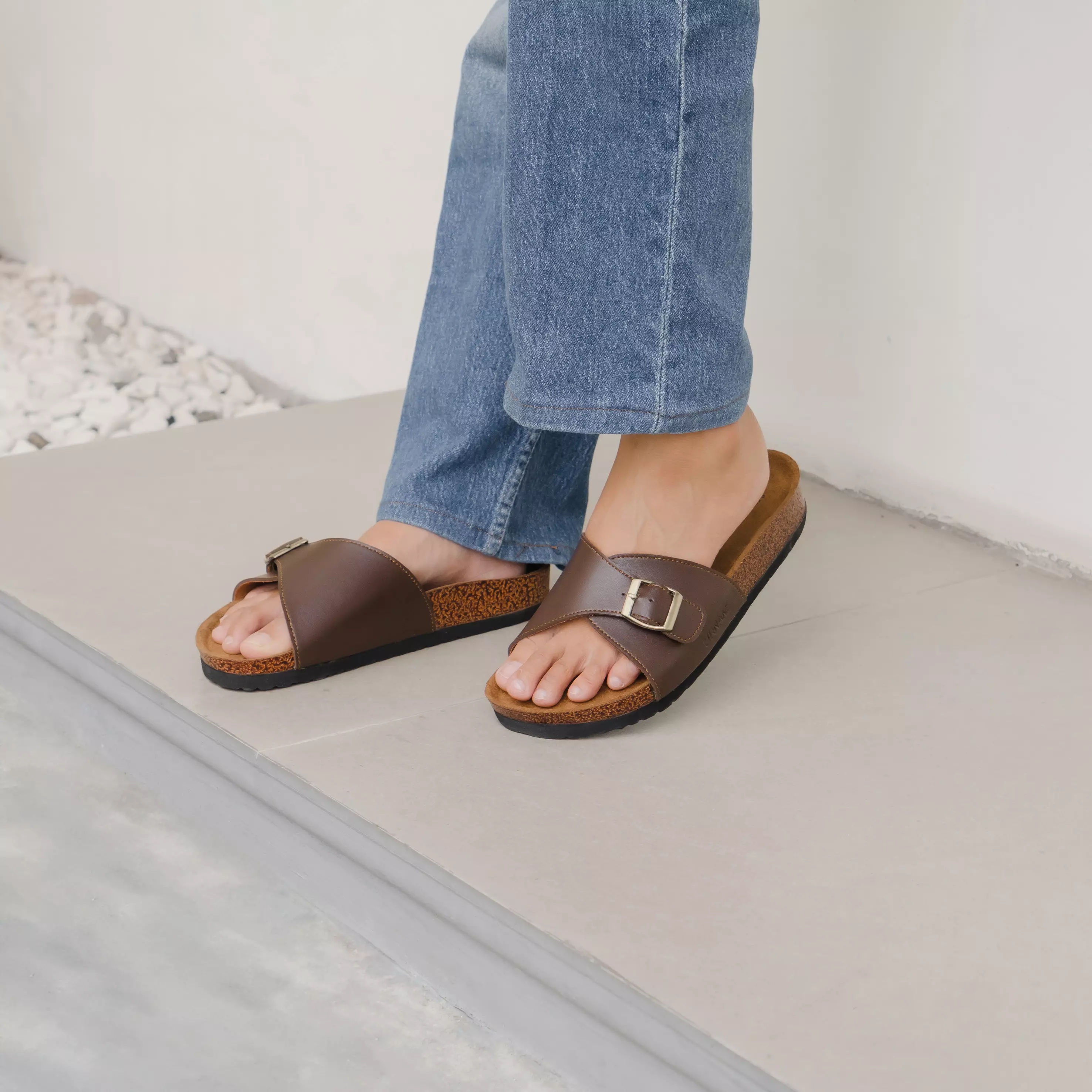 Urnam Sendal Flat Wanita Kasual Anti Slip Nyaman - Brown