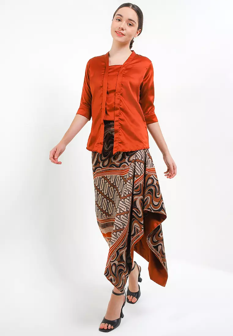 Kebaya Kutu Baru 3/4-Length Sleeve
