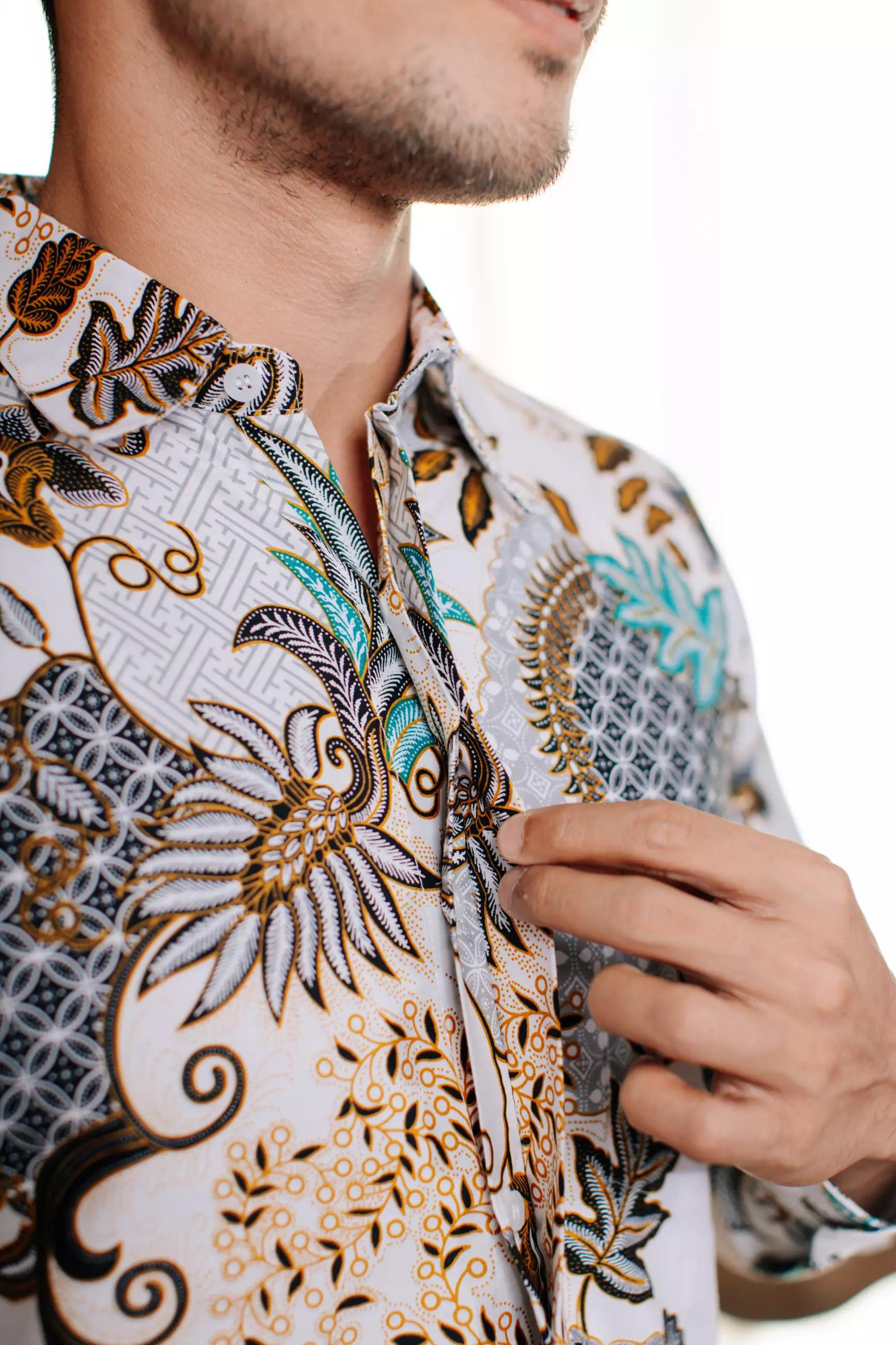 Adyatma Lavina White Putih Kemeja Batik Slim Fit Pria Lengan Panjang Katun