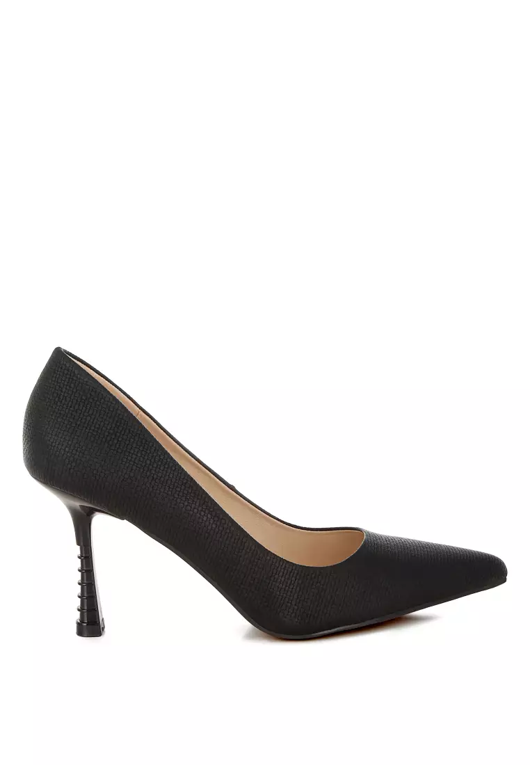 Pointy Toe Pumps in Black