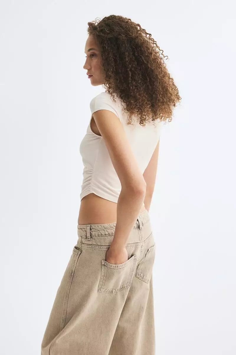 Asymmetric keyhole top