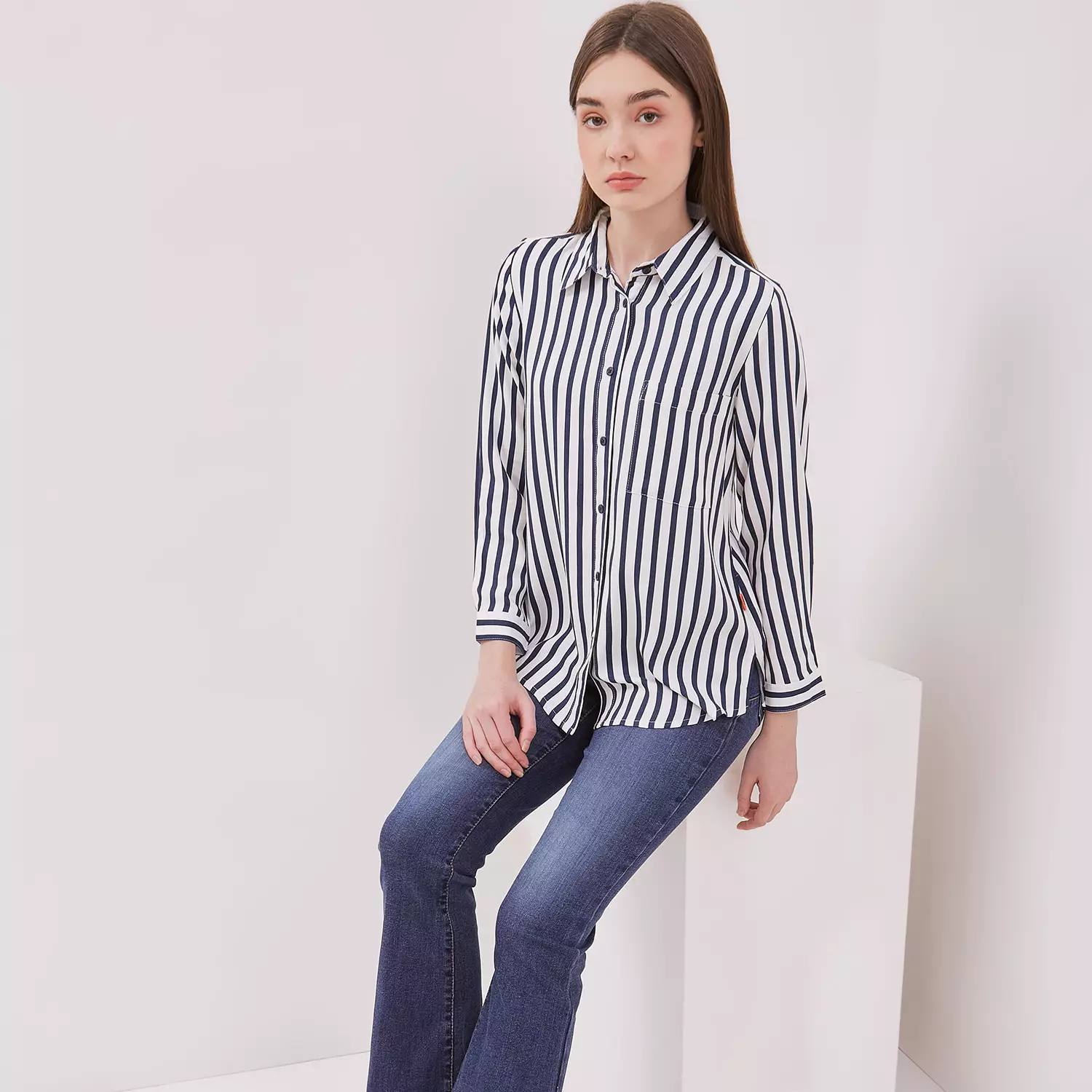 DUST Kemeja Kamina Garis Navy Putih (D.116467)