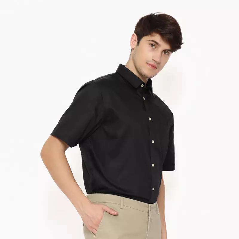 Lawell Kemeja Pria Lengan Pendek Slim Fit Warna Black – Sixt