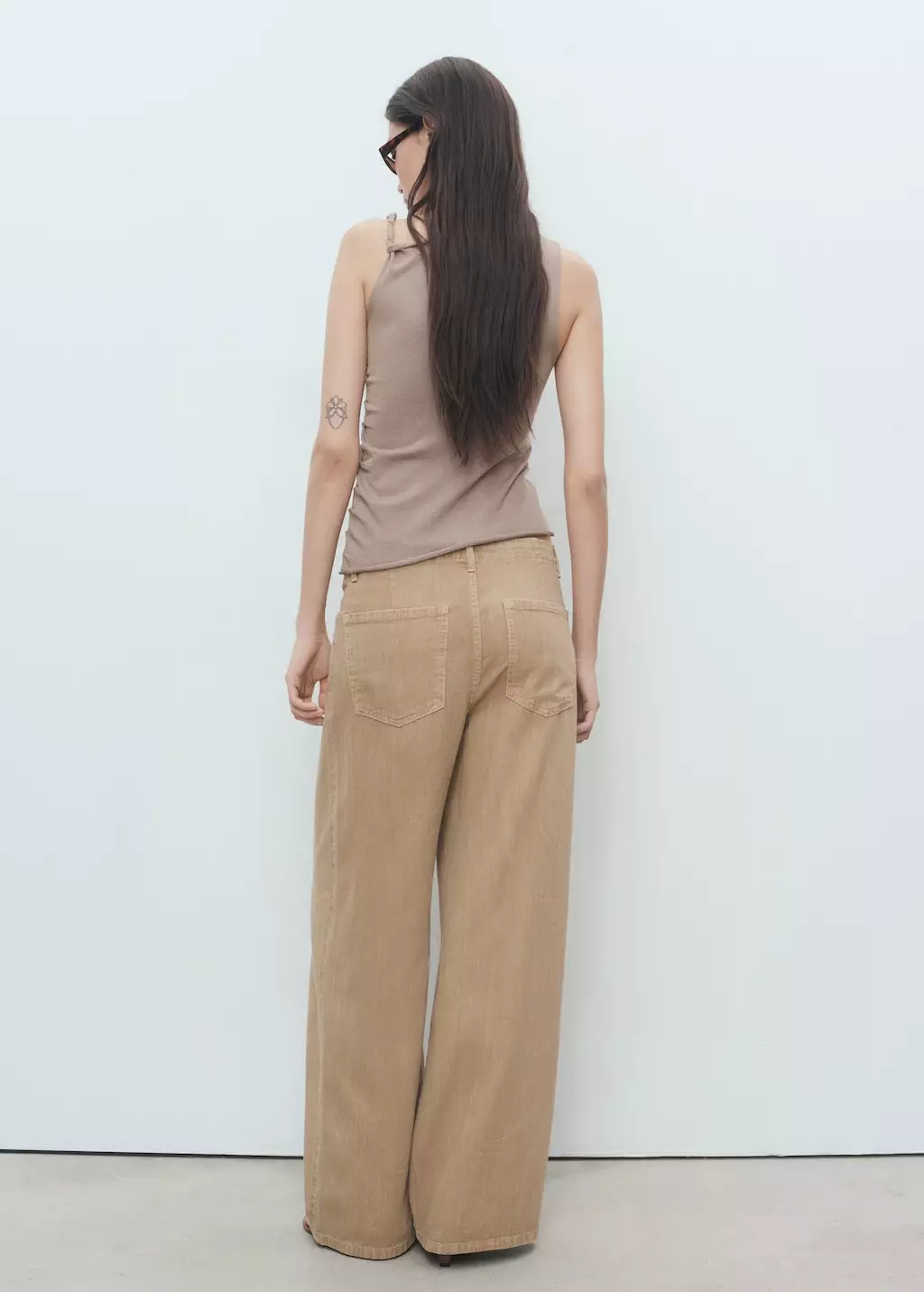 Atasan rajut dengan tali asimetris