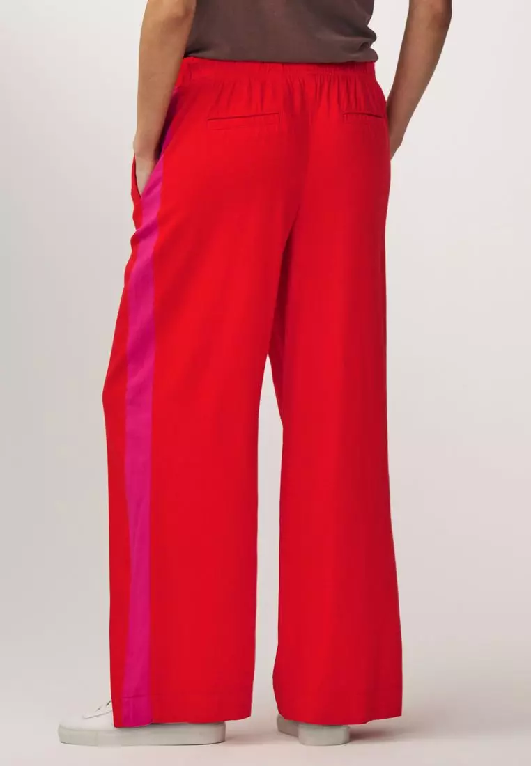 Red side outlet stripe trousers