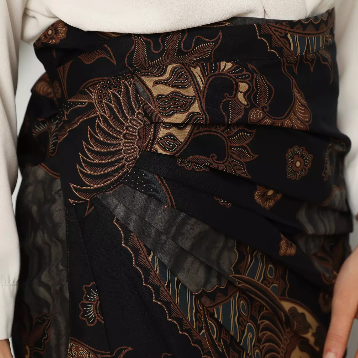 Enzy Batik Rok Lilit Ruffler Ranawijaya - Black