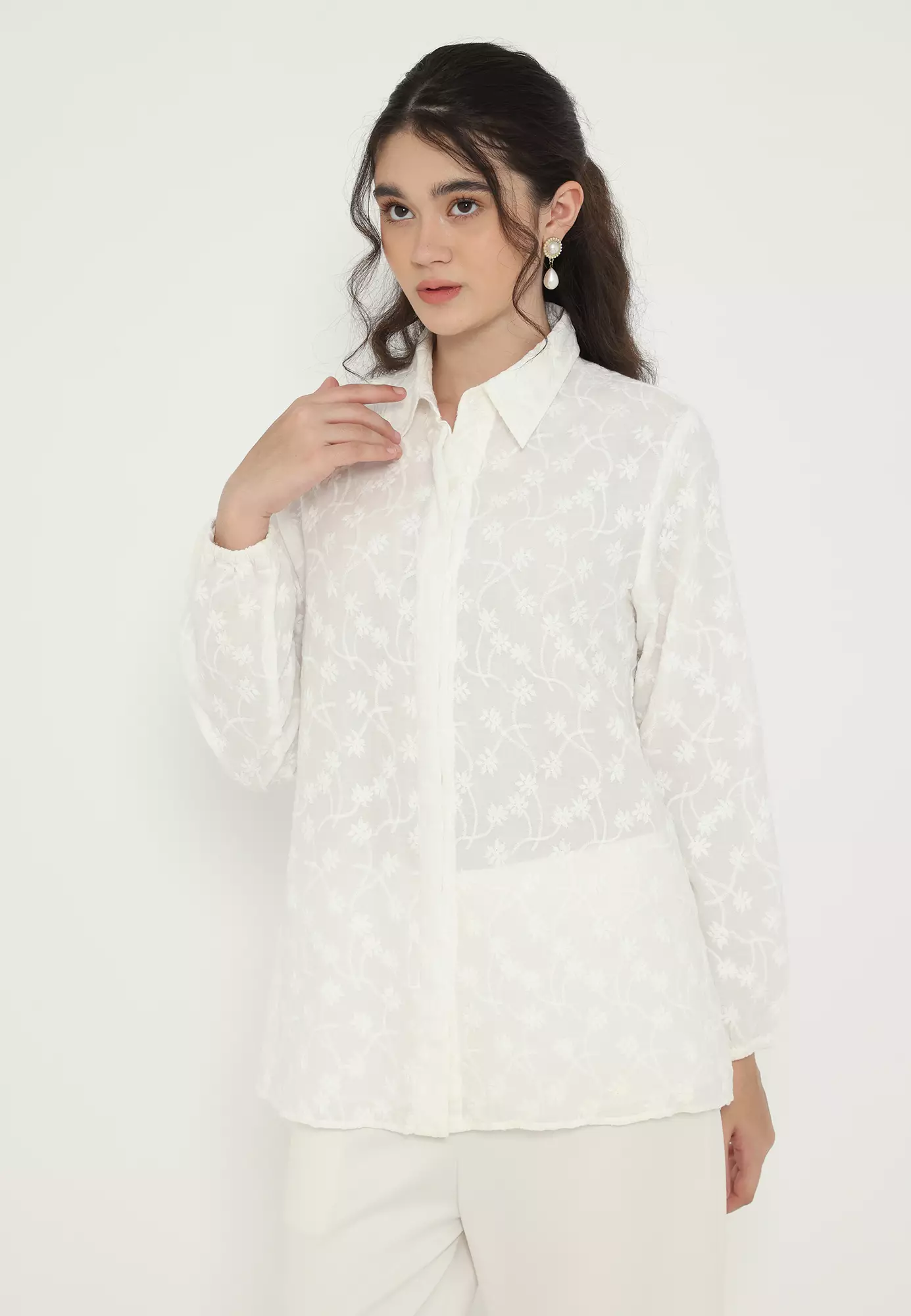 White Daisy Embroidered Shirt In Broken White By Brilliant Girl Warna PUTIH