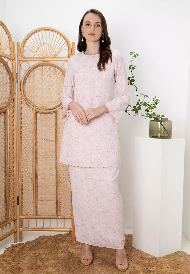 MEKAR Mix Blooms Floral Embroidery Kurung Modern Kipas Belakang in Pink