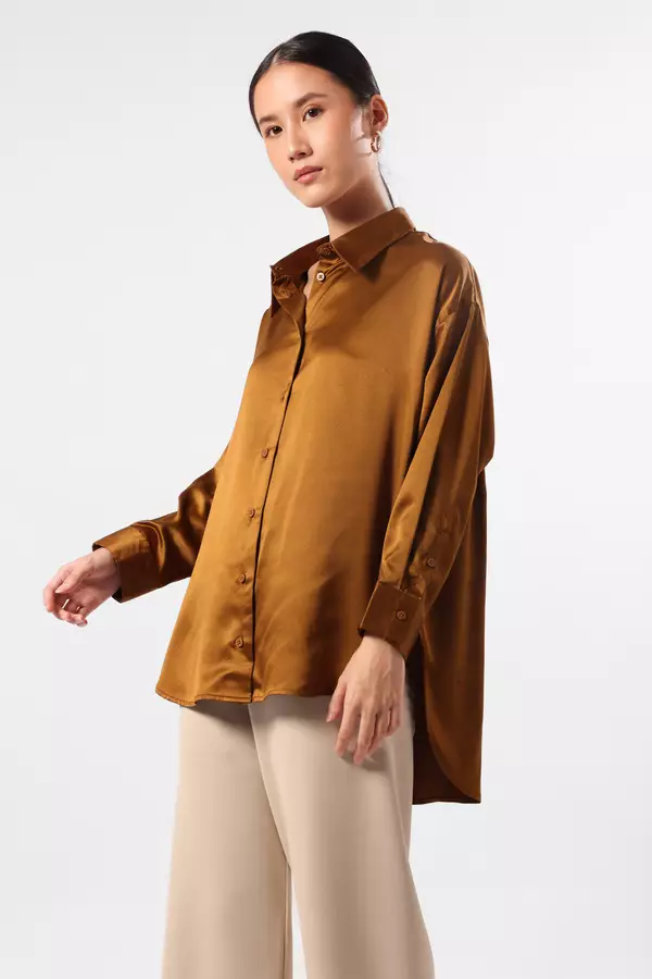 MINIMAL - Nourra - Kemeja Satin Relaxed Fit - Dark Olive Colour Olive_Dark