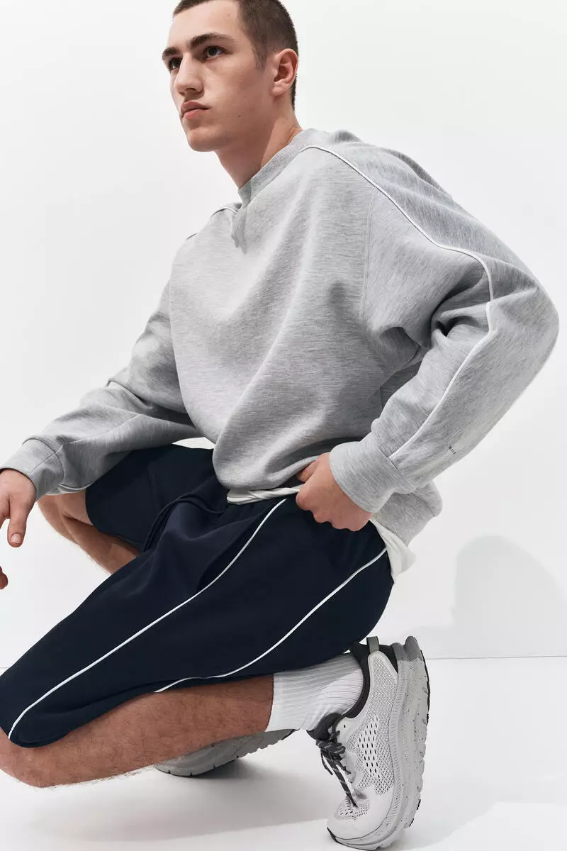 Loose Fit Sports shorts with DryMove™