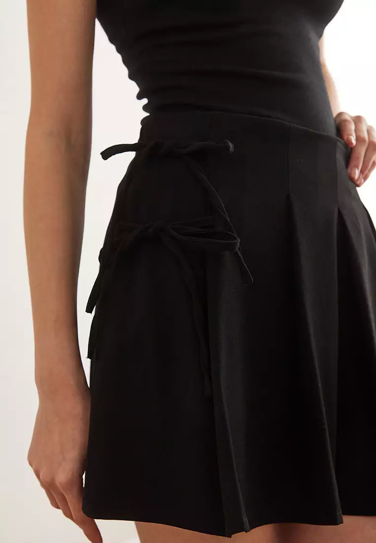 Side Lace Detailed Pleated Zippered Mini Skirt