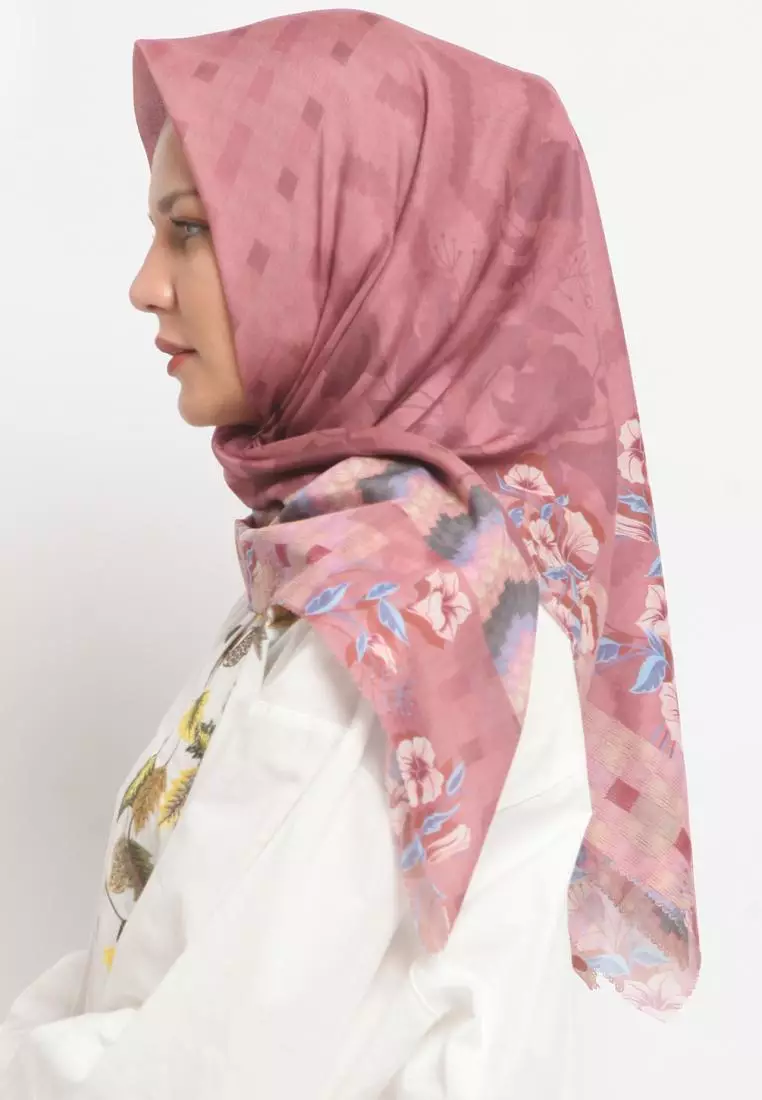 KLA Itang Yunasz Hijab Ariana Salmon