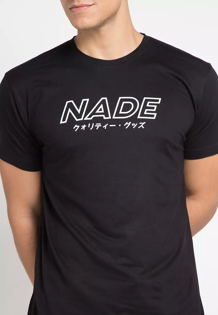 Nade NT237 nade katakana outline T-shirt anti kusut Hitam