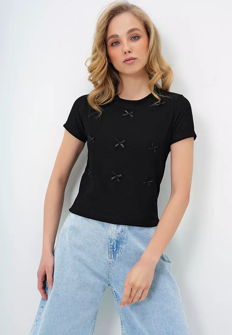 Women's Black Crew Neck Bow Decorated Crop Blouse Alc-X13671