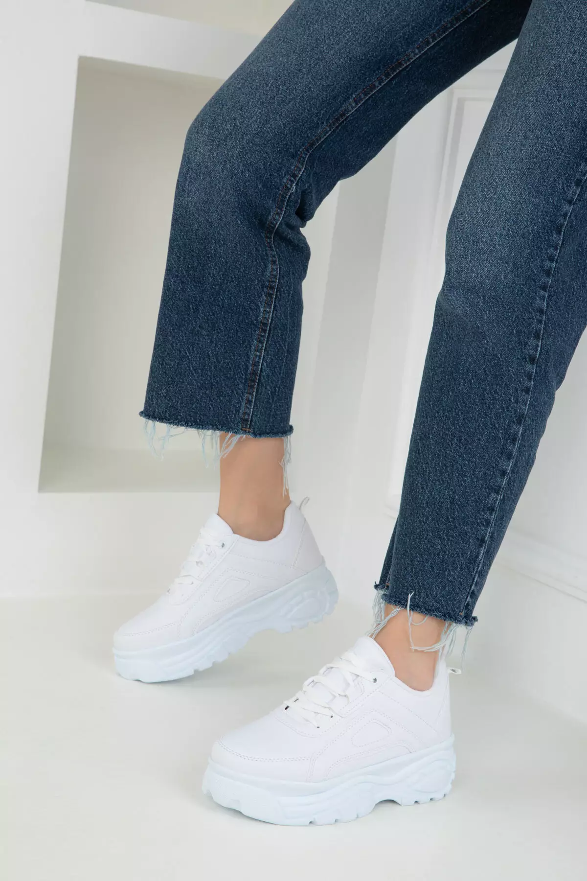 19729 Model White Women's Sneakers