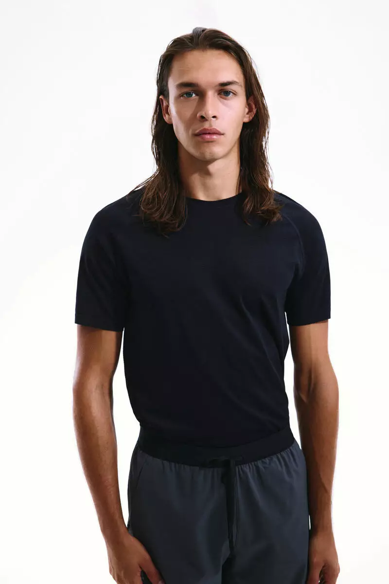 Muscle Fit Sports T-shirt with DryMove™