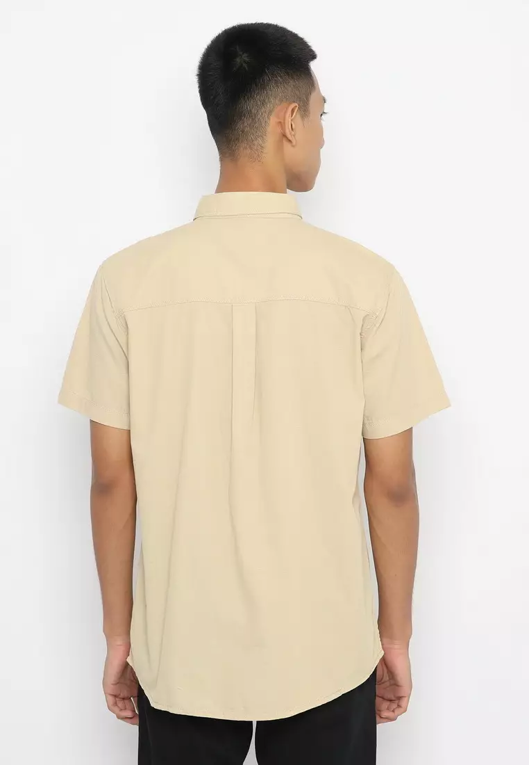 POLICE Kemeja Polos Cotton Slub Kantong Dua Cream Regular Fit Pria