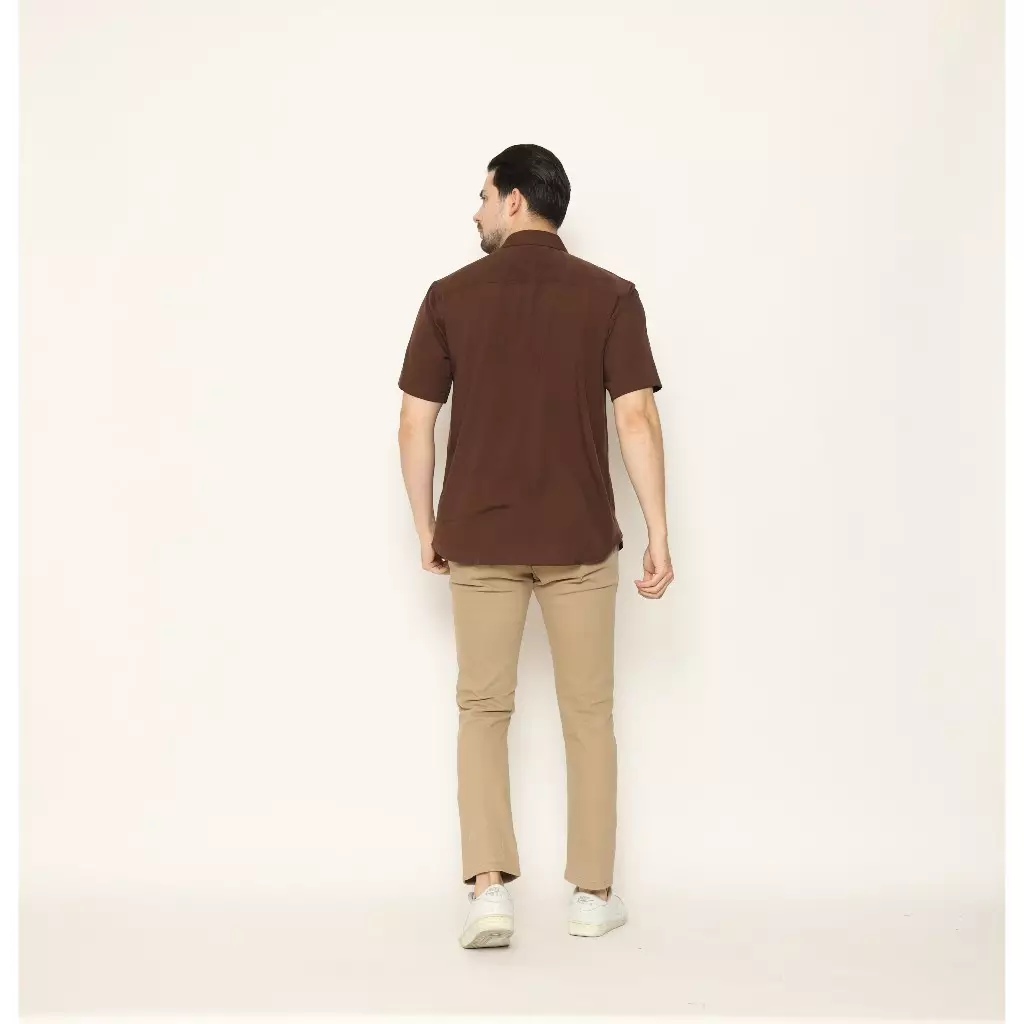 AMK Kemeja Pria Lengan Pendek SHS YIRUMA S/S Premiere Solid Coklat Tua