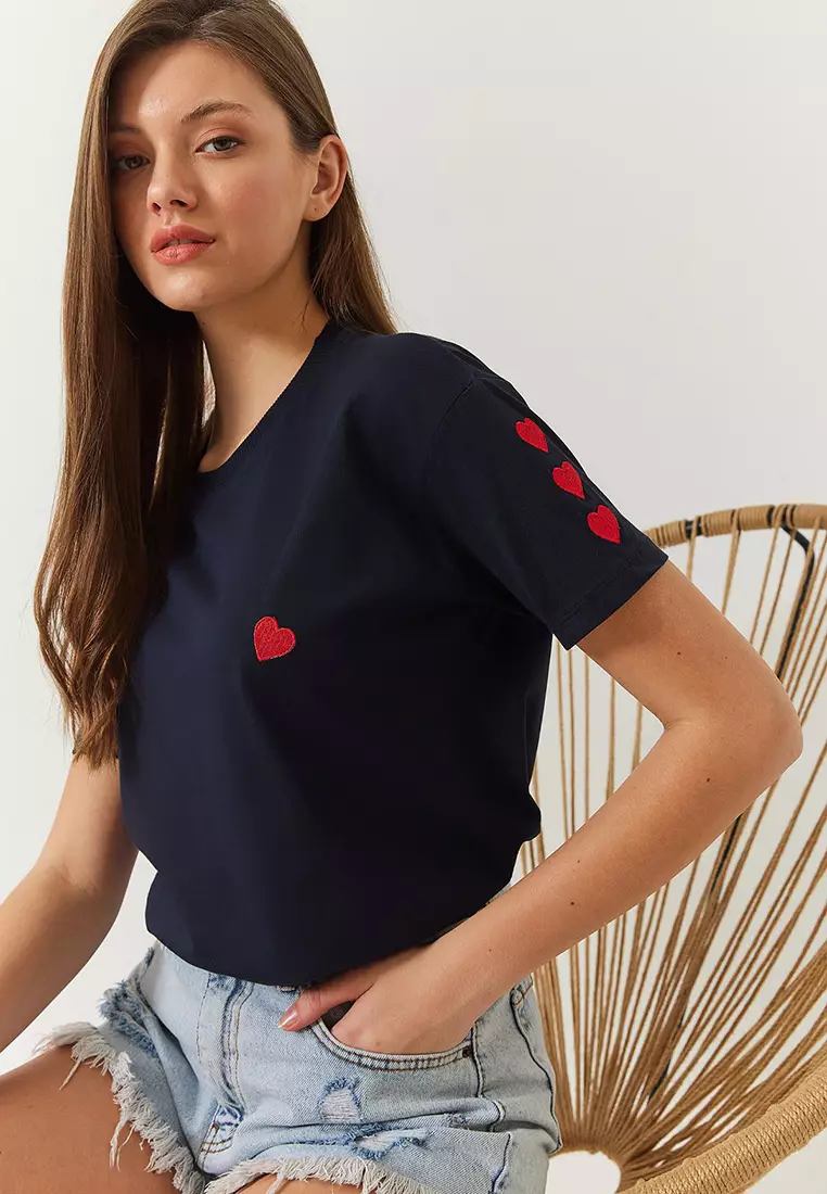 Women's Heart Embroidered T-Shirt 60602008