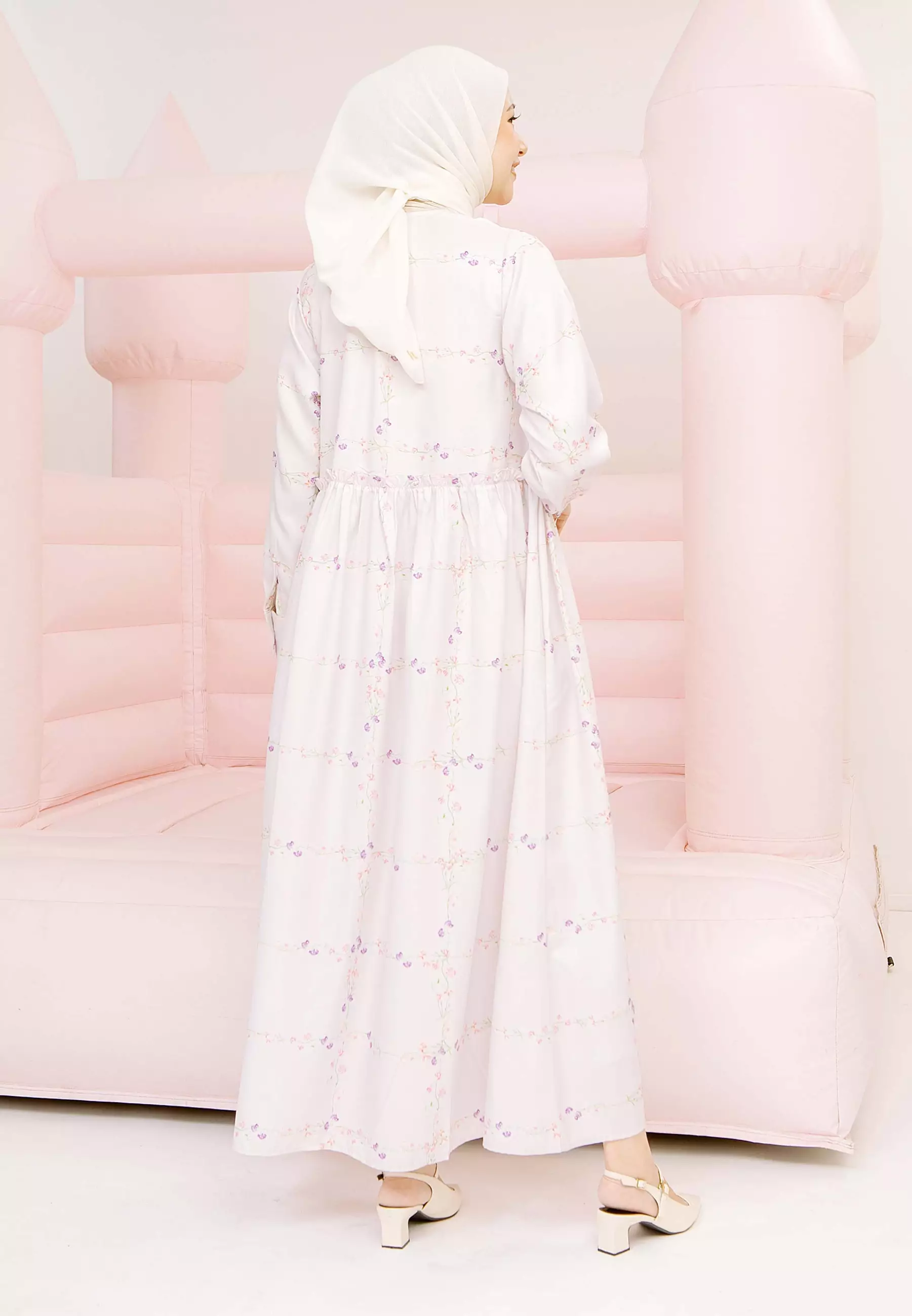 HijabChic Faye Soft Pink Dress - Dress Lebaran Kekinian Motif Bunga Pink Ruffle Busui Friendly