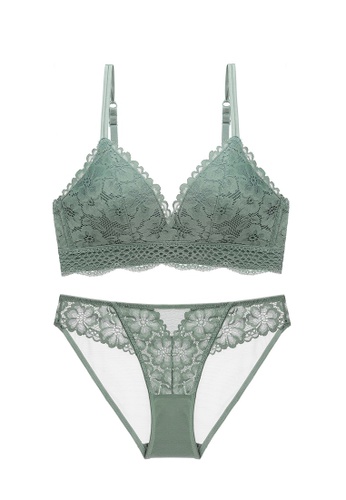 W.Excellence grey Premium Gray Lace Lingerie Set (Bra and Underwear) 78393USE99CC2CGS_1