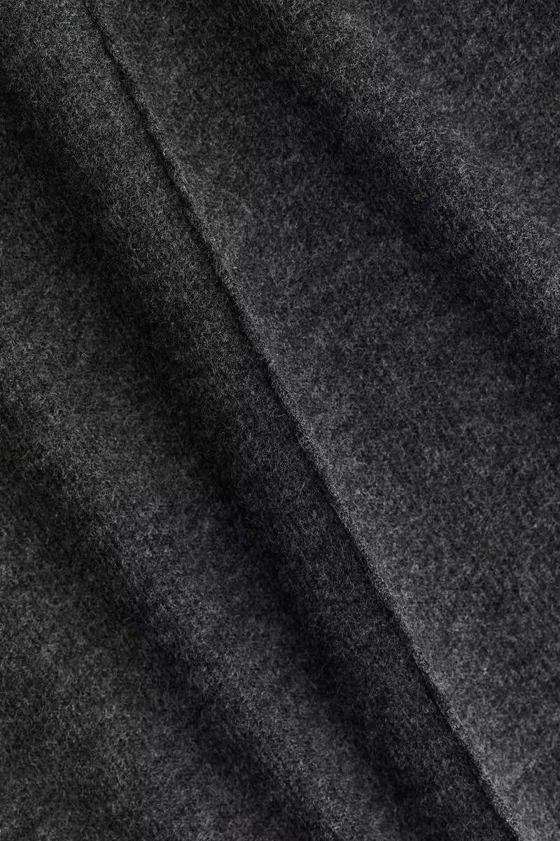 Loose-fit fine-knit top