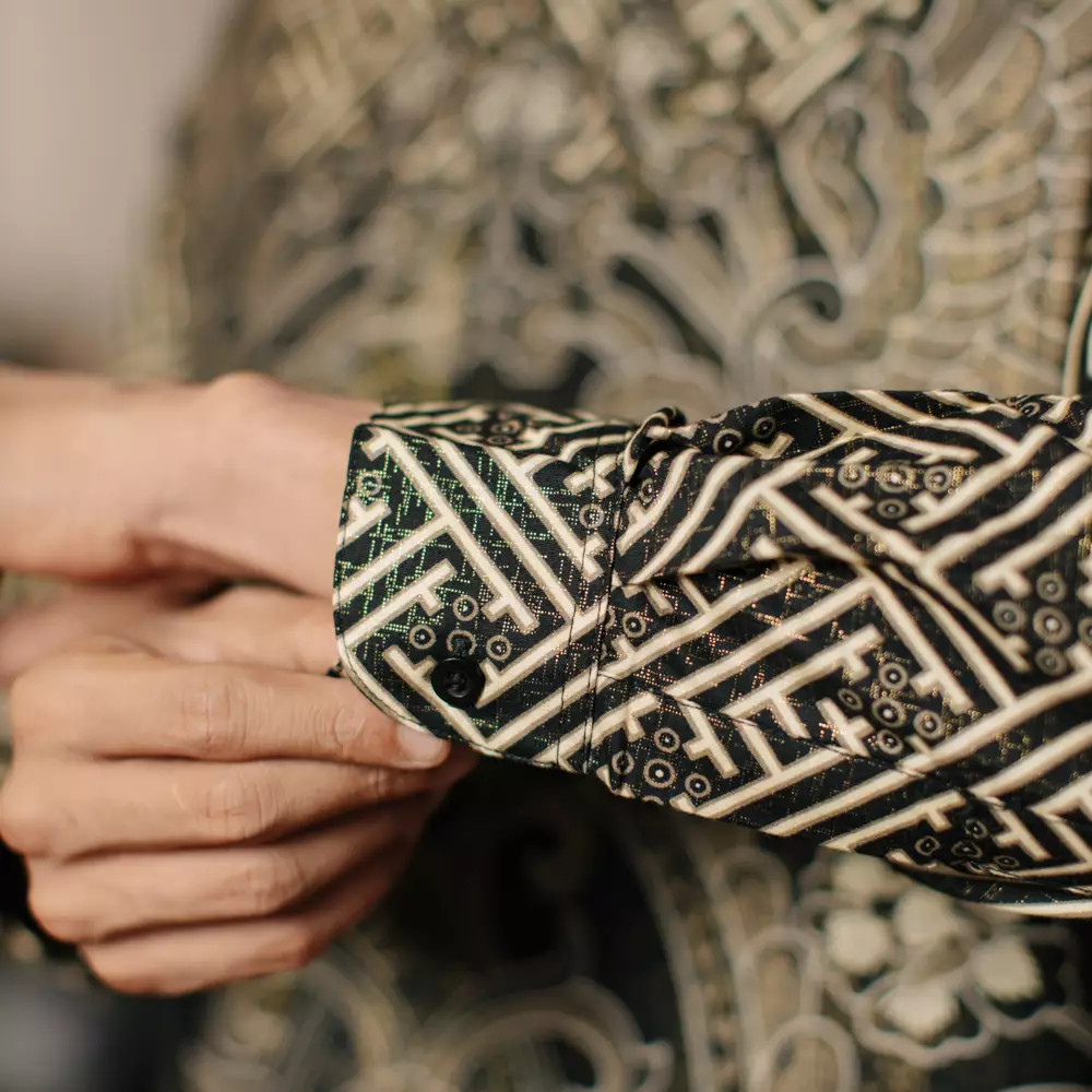 Pinggala Black Kemeja Batik Furing Regular Fit Foil