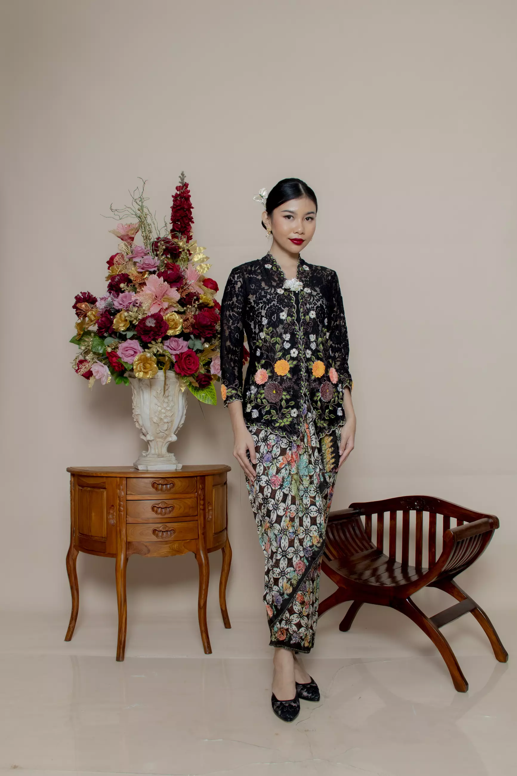 Kebaya Brokat Roses 3 Dimensi in Black Color