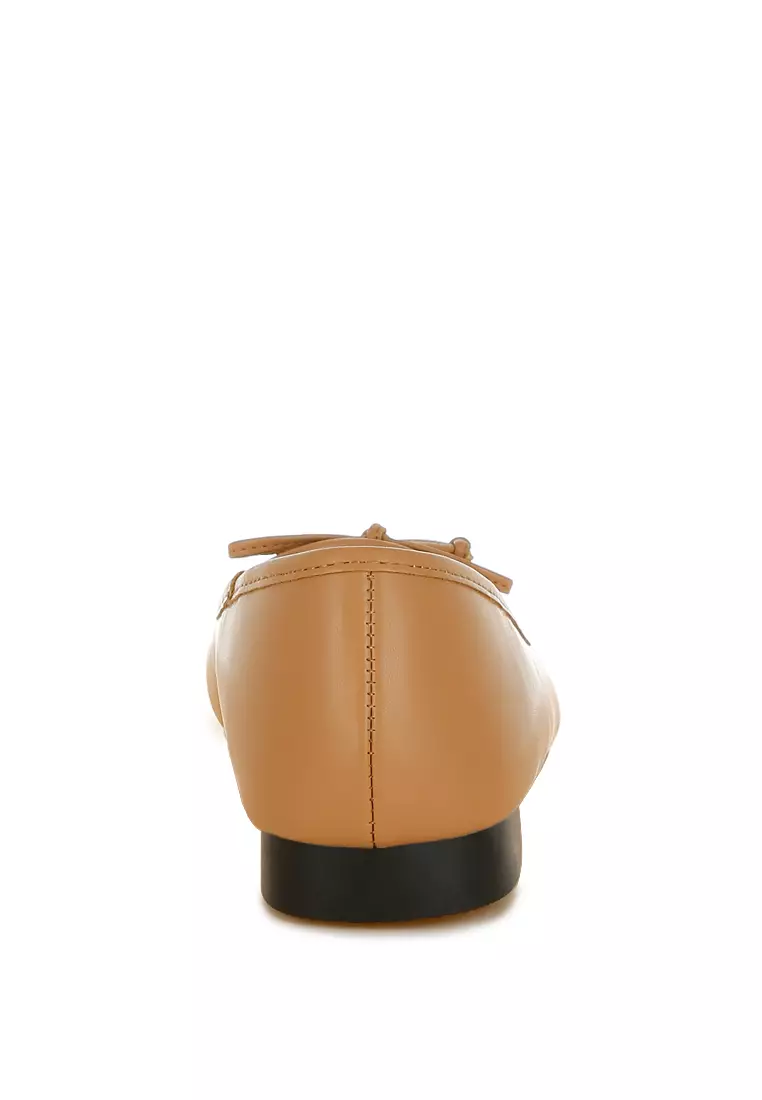 駝色人造皮革蝴蝶結細部芭蕾舞平底鞋