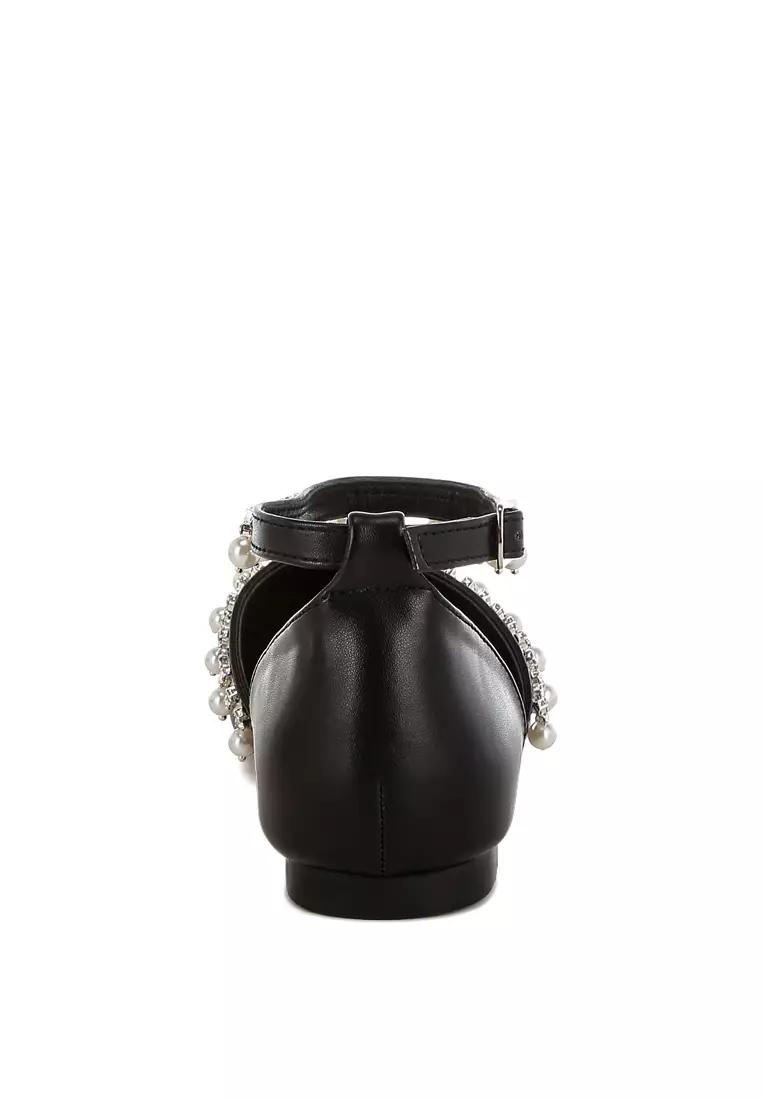 Sandal datar bertali pergelangan kaki dengan berlian imitasi dan mutiara hitam