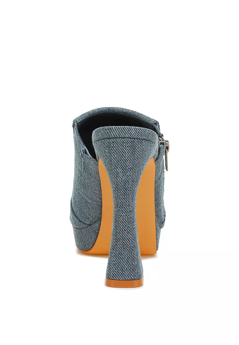 Sandal dengan detail kantong denim