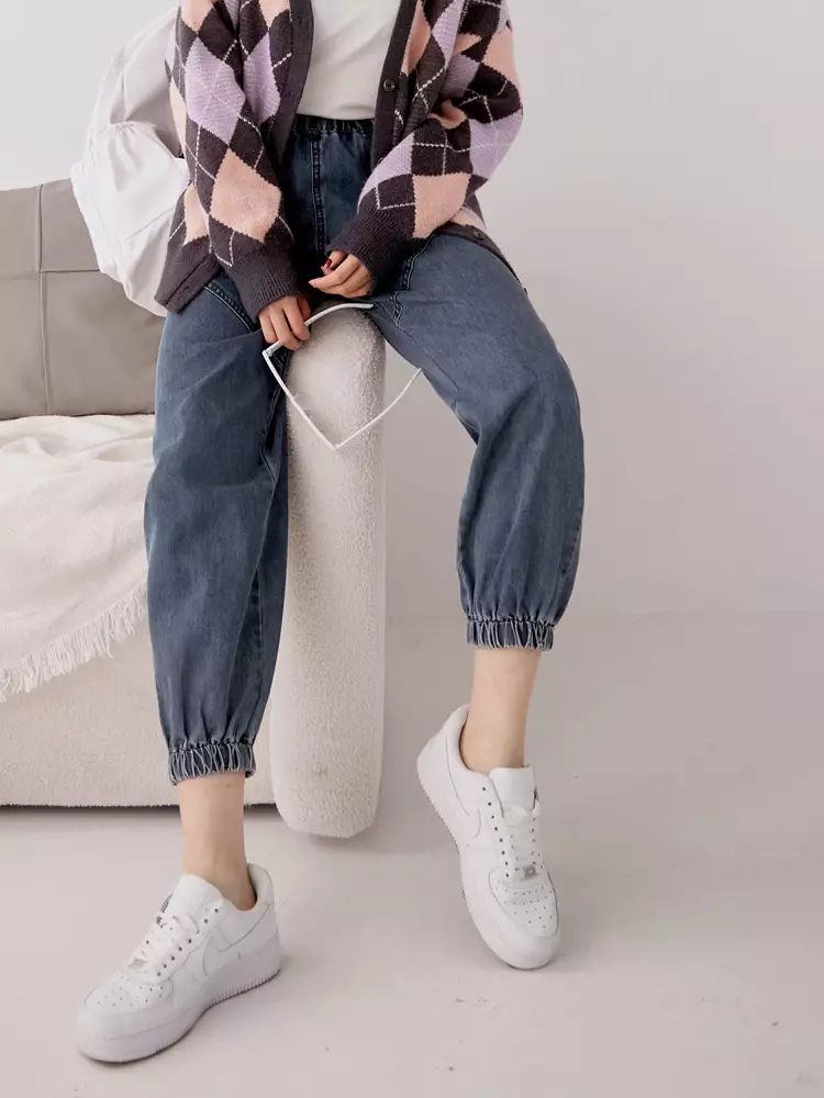 Cotton-blend elastic denim tapered pants. [BA5421]