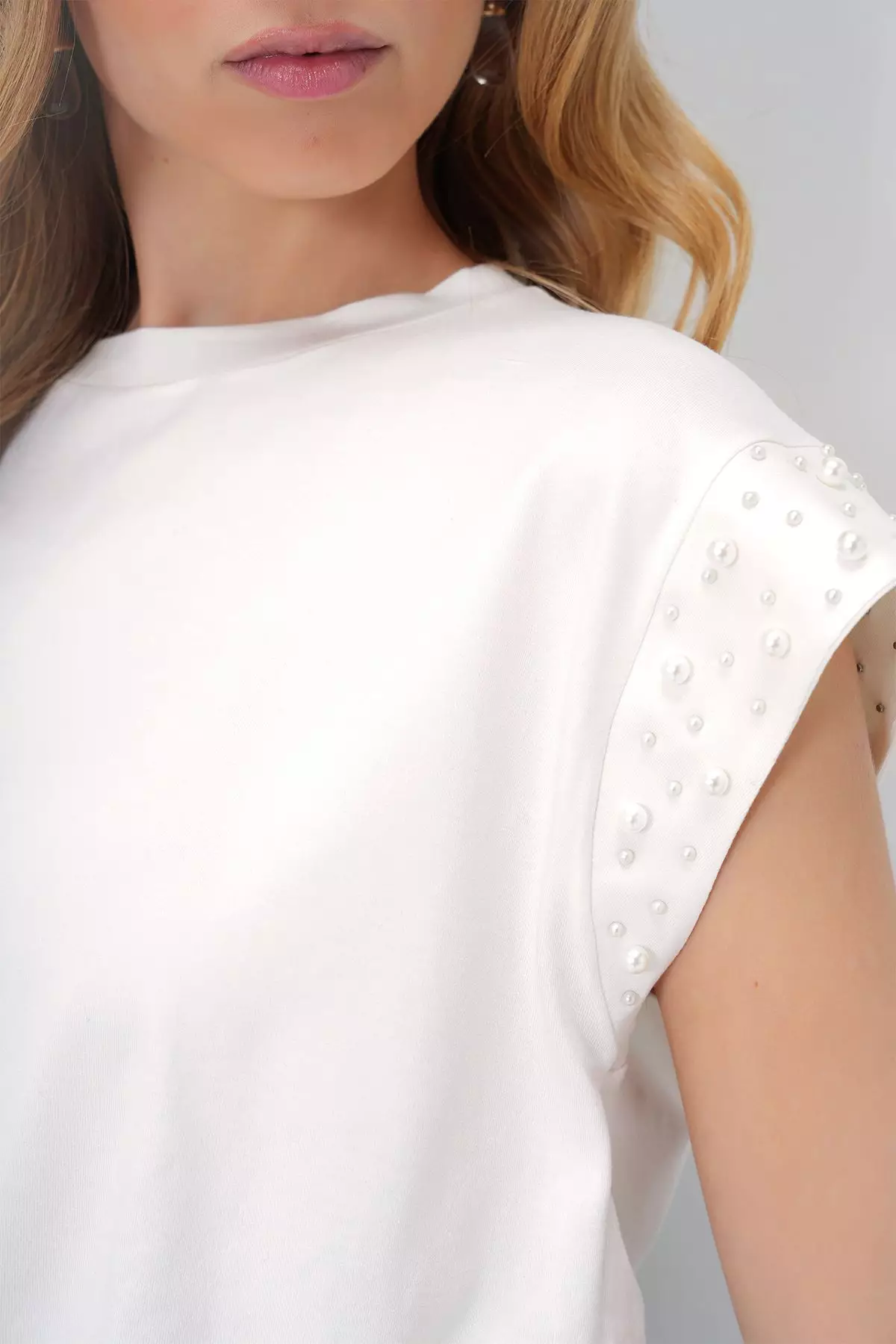 Women's White Crew Neck Pearl Fastener Sleeveless Sandy Blouse