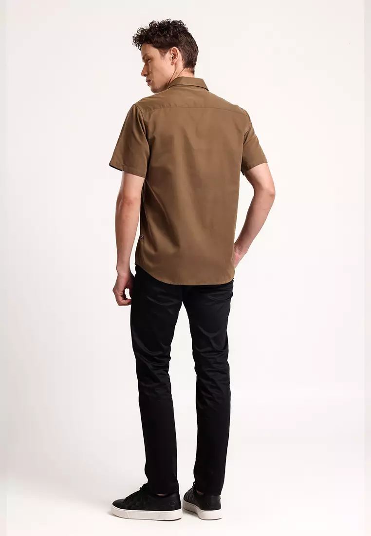 MANZONE - Kemeja Lengan Pendek Pria Bennet 04 Modern Fit - Olive Warna OLIVE