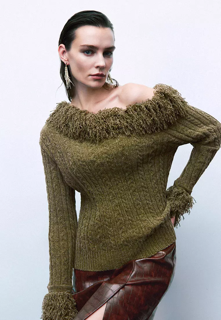 UR冬季新款女装时髦斜肩领肌理感流苏针织衫UWJ940042