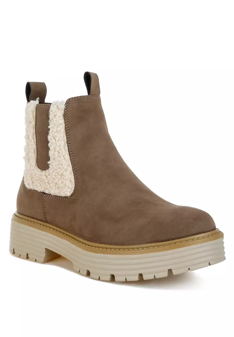 Sepatu bot tebal dengan detail bulu imitasi berwarna kelabu kecokelatan