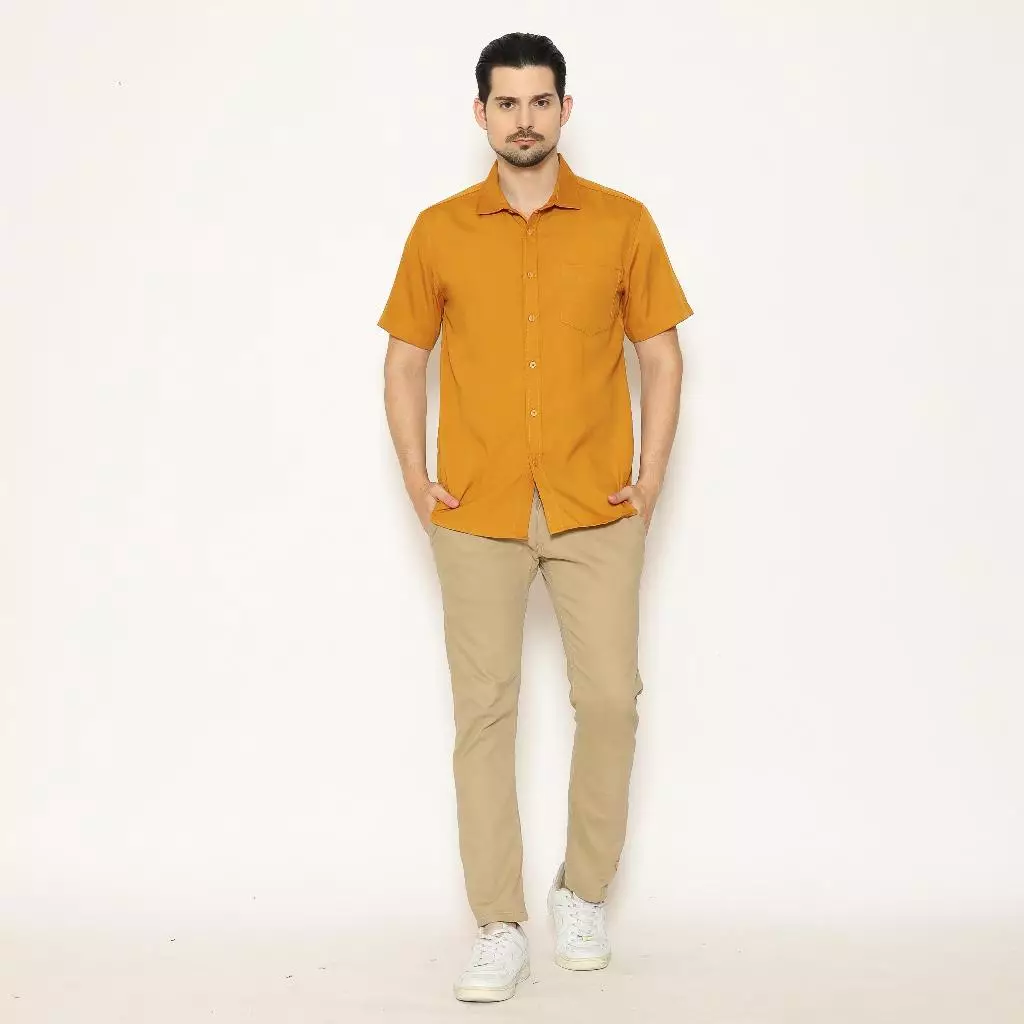 AMK Kemeja Pria Lengan Pendek SHS YIRUMA S/S Premiere Solid Camel