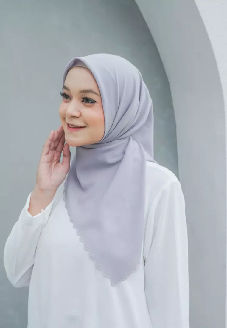 Hijab Segi Empat Lasercut Curly Grey
