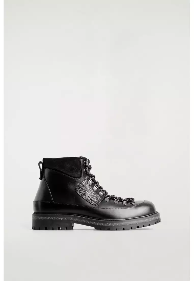 LEATHER HIKING BOOTS