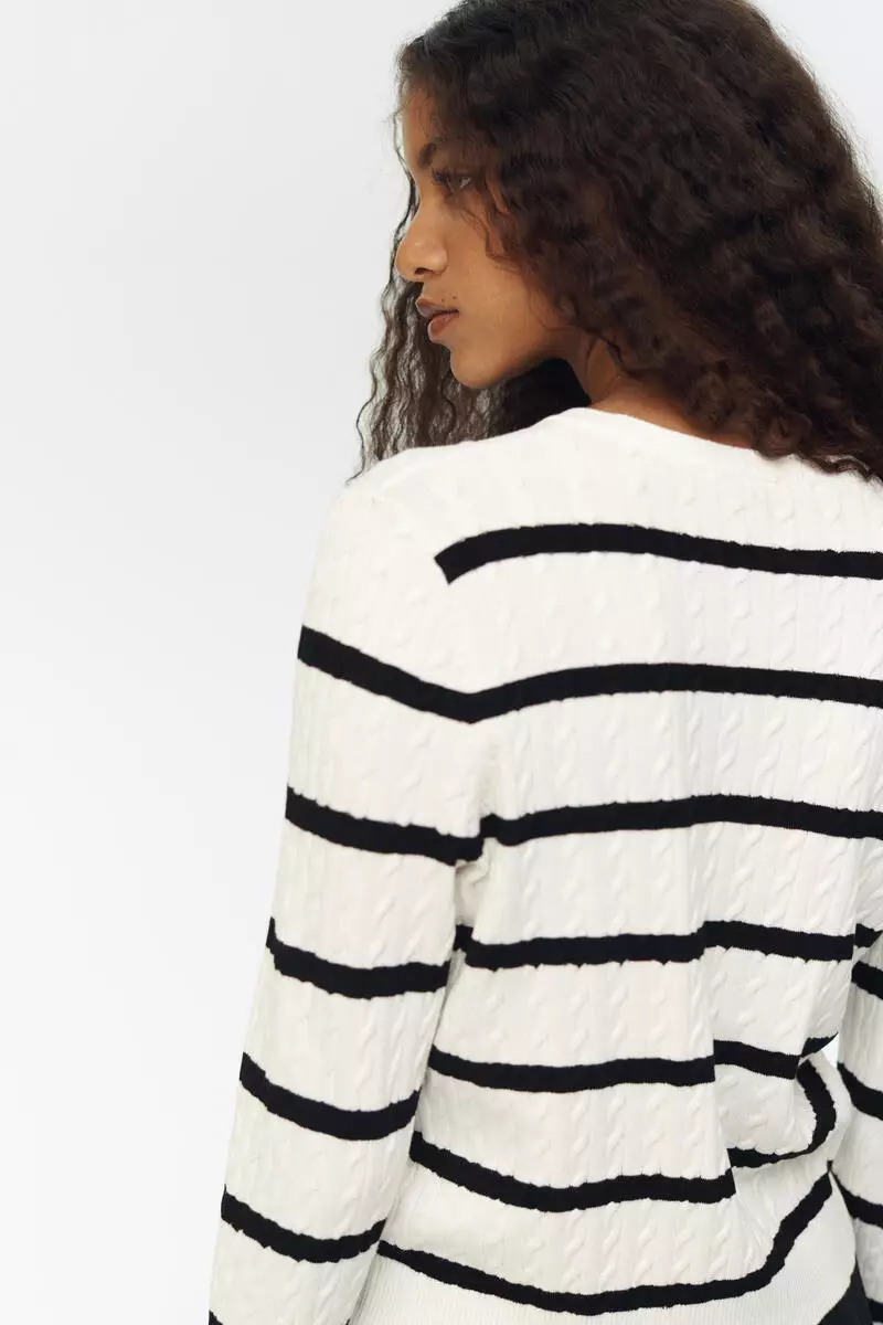 Cable-knit jumper