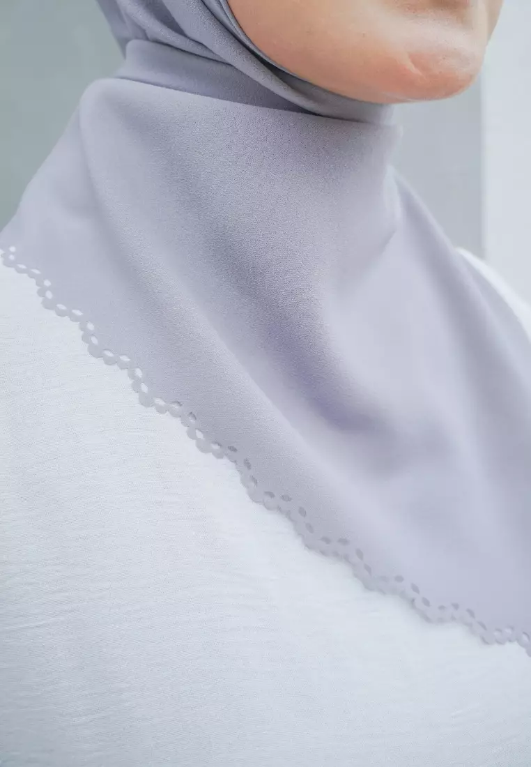 Hijab Segi Empat Lasercut Curly Grey