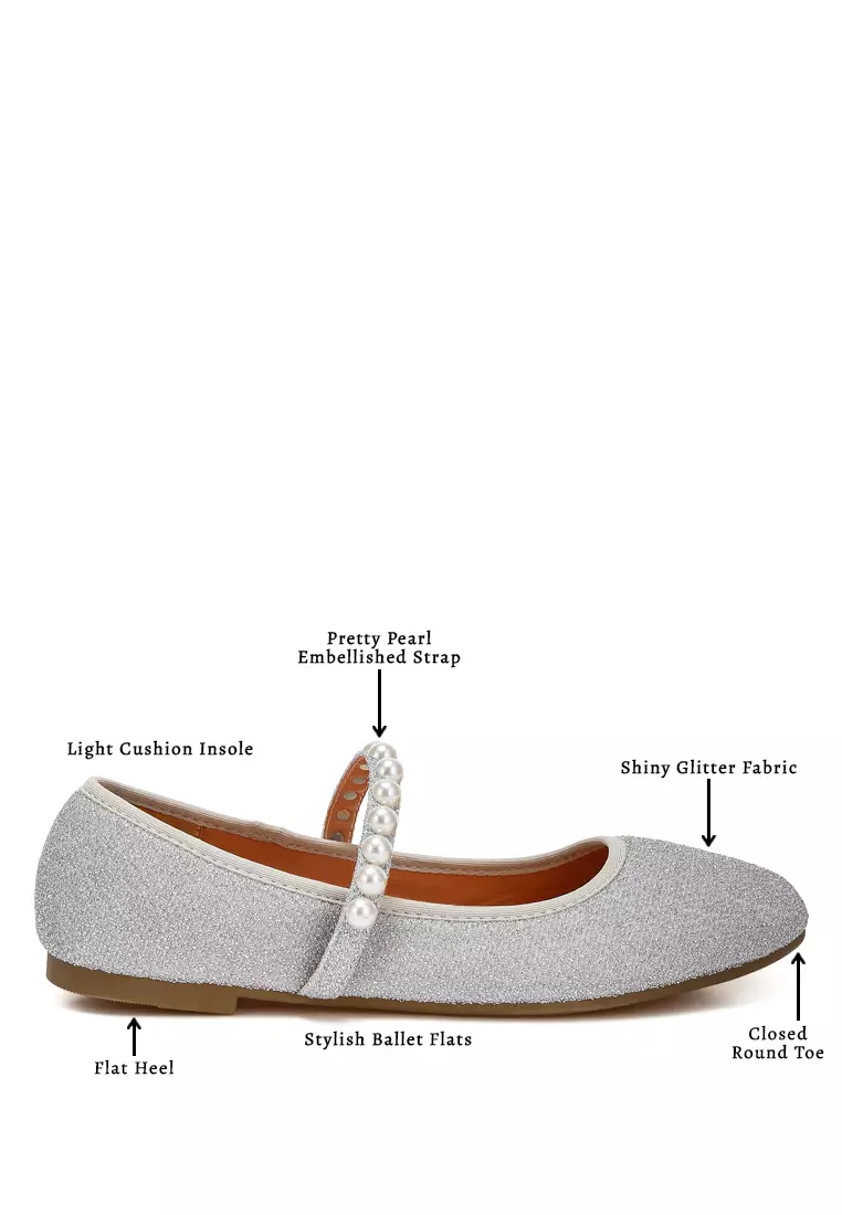 Balerina Berhias Mutiara Berkilau dalam Warna Perak