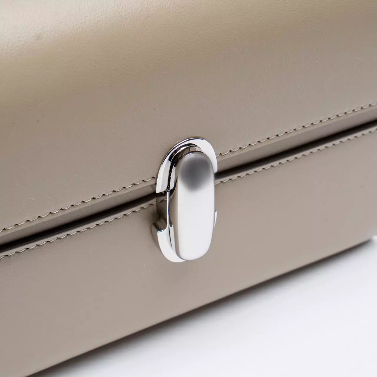 [4.4PRIL KEJUTAN HARGA] Symmetry 19 Smooth Calfskin Crossbody Bag Clay