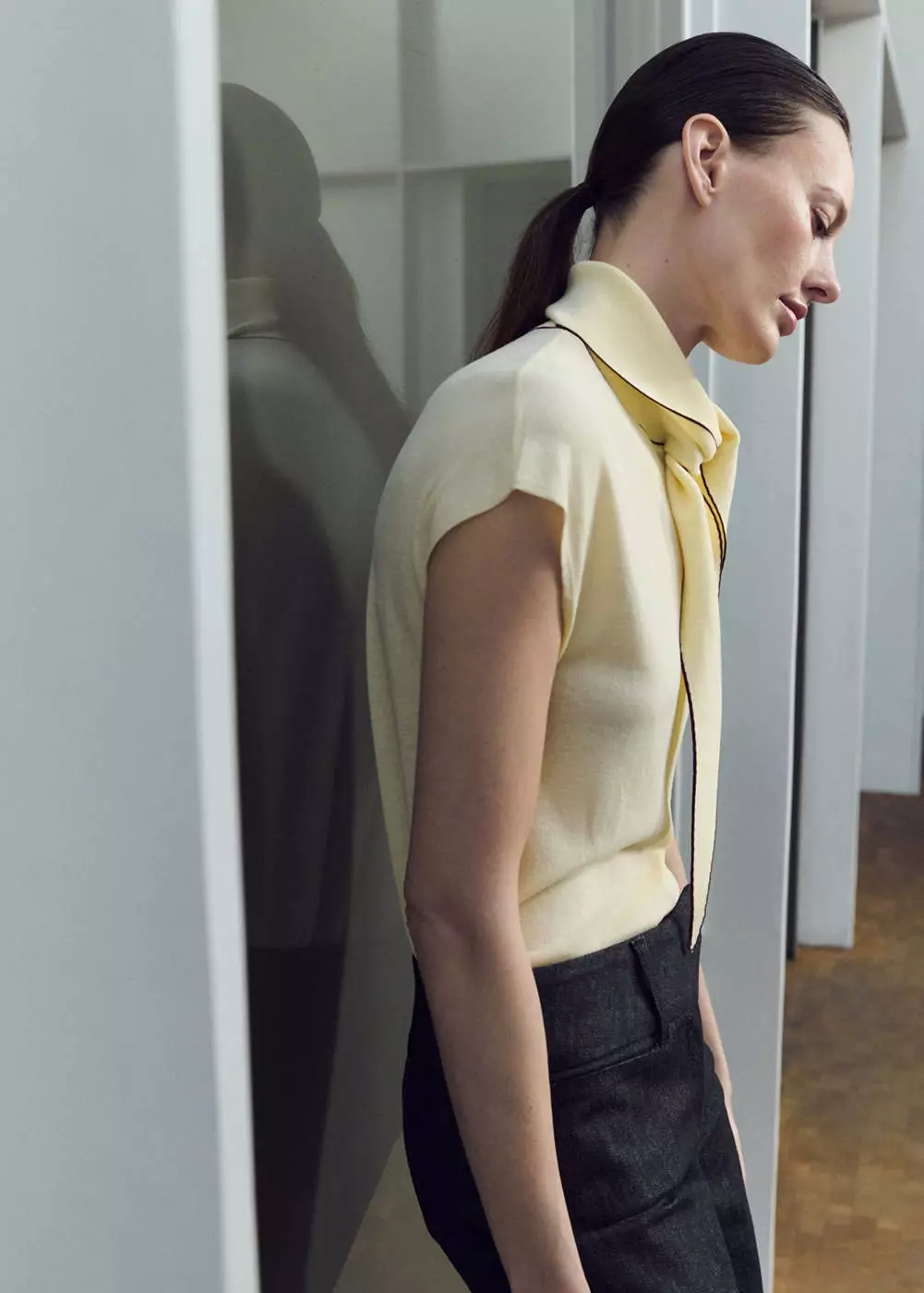 Atasan rajut dengan detail syal