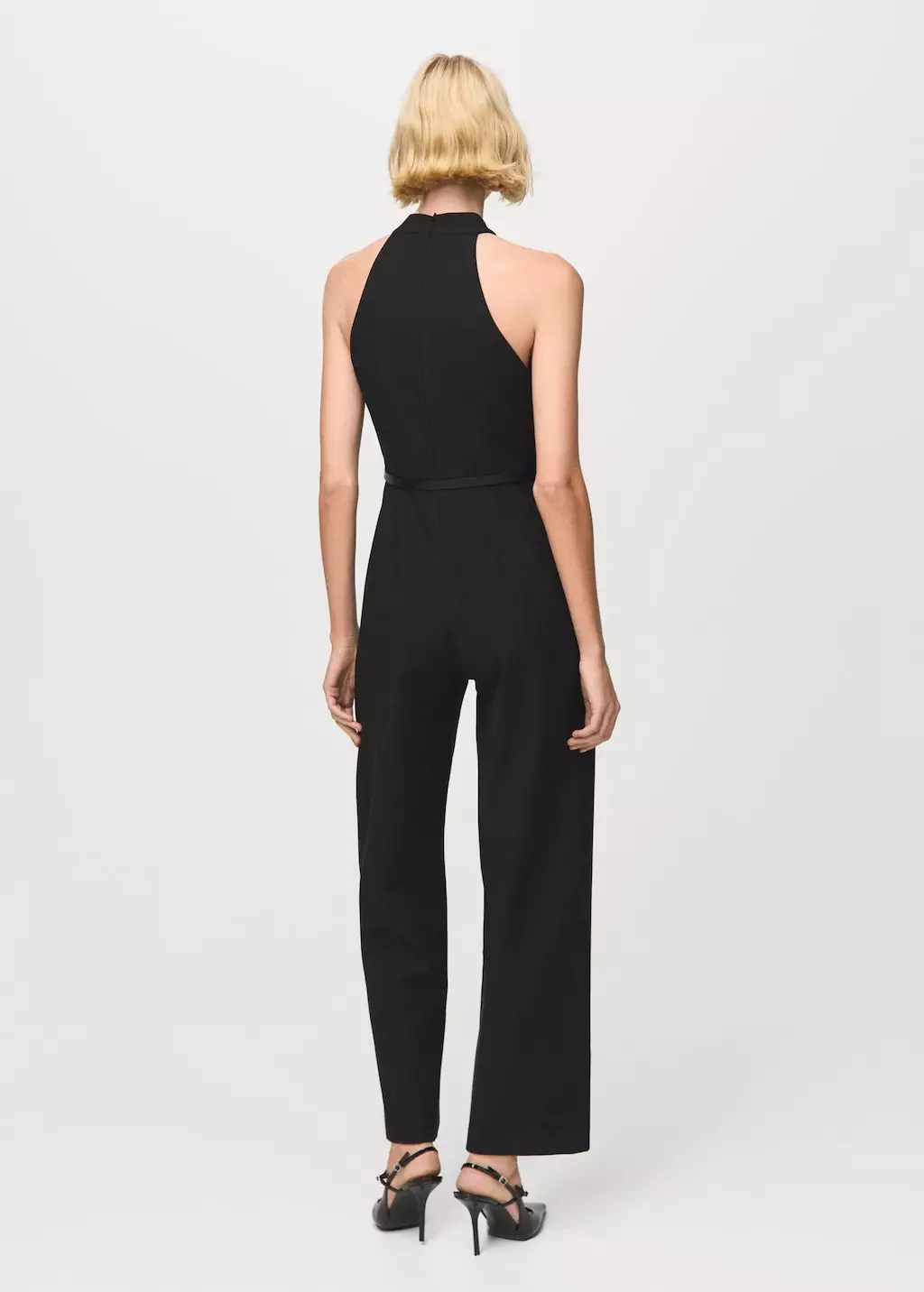 Halter neck jumpsuit dengan belt
