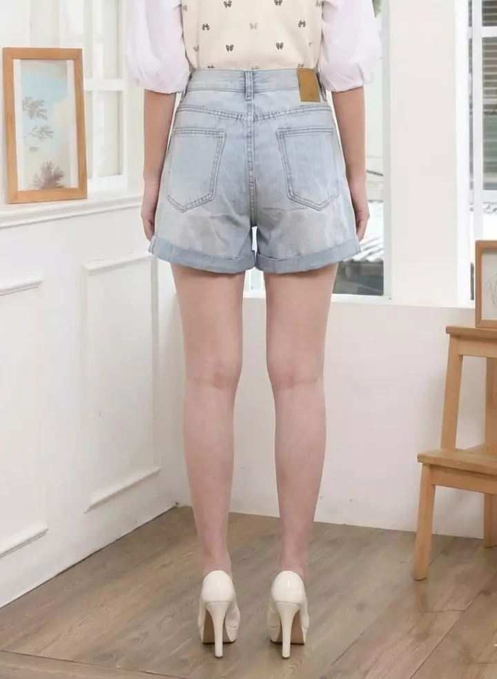 Yurae Short Jeans in Light Blue