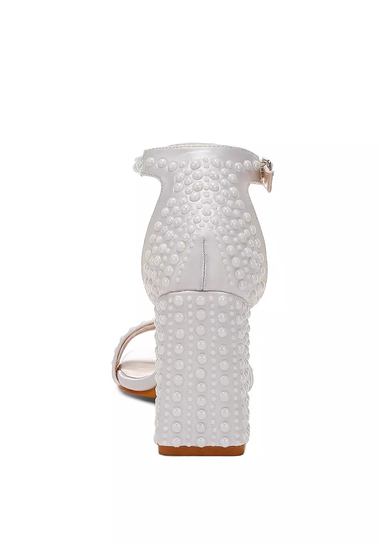 Sandal Satin Berhias Mutiara dalam Warna Off White