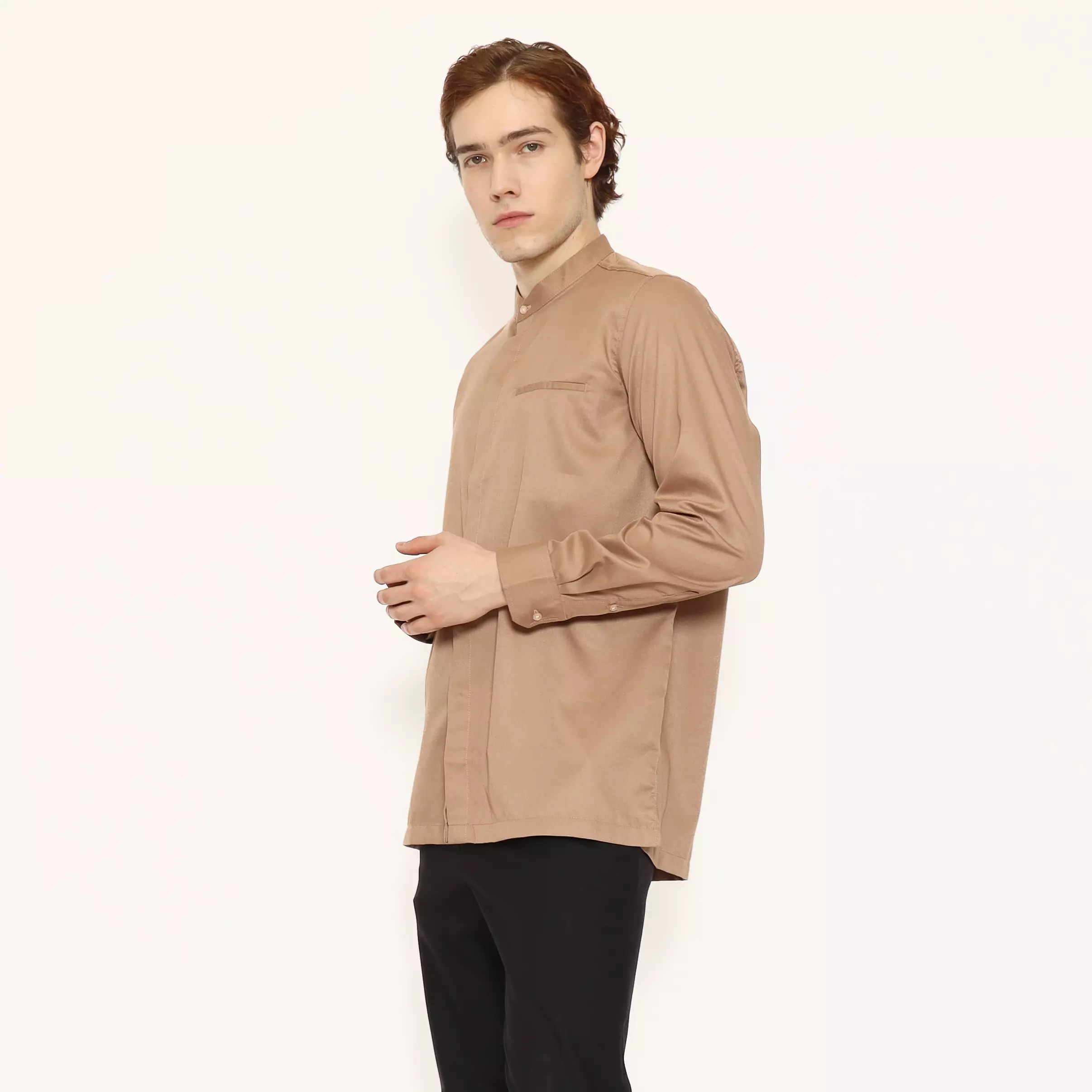 SCHOELLER VIREO-L Baju Koko Pria Lengan Panjang Regular Fit Tekstur Halus Warna Light Brown