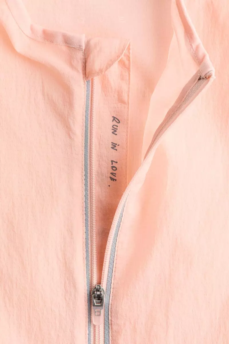 Lightweight running jacket with DryMove™