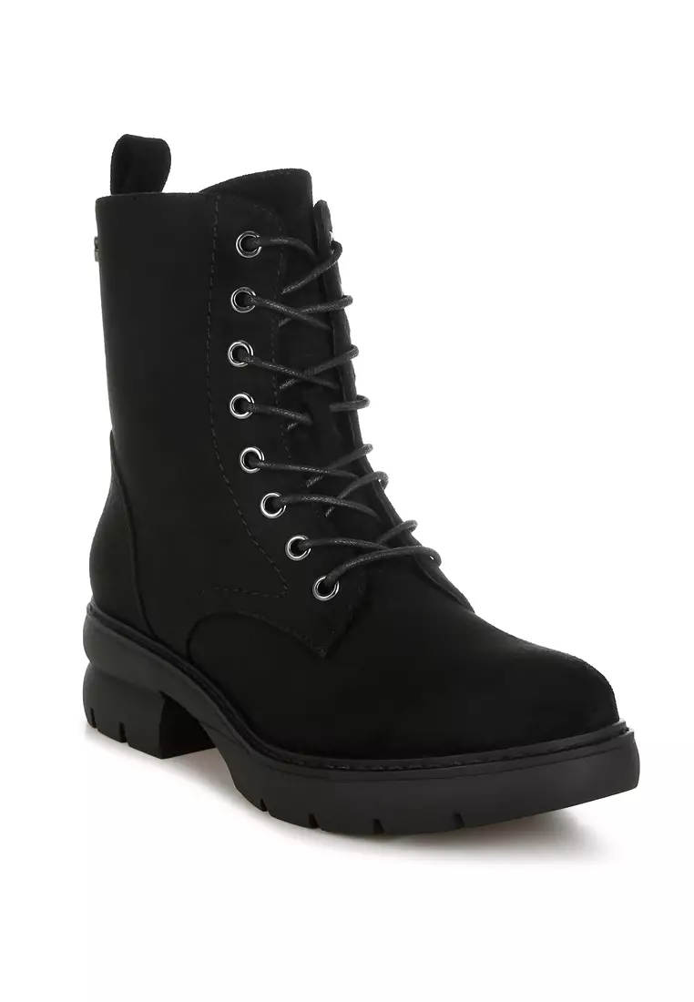 Sepatu bot bertali tinggi berwarna hitam